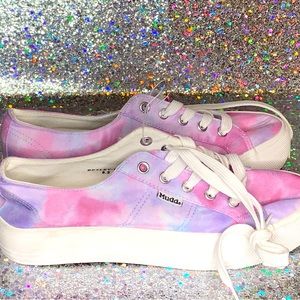 I am selling these Mudd Sneakers, they are a size 8.5 in woman’s, never worn.